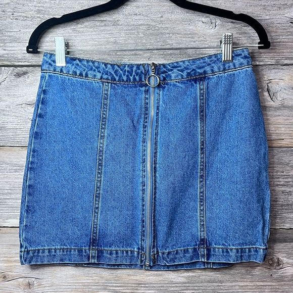 ForeverΒ 21 Front Zip Up Denim Mini Skirt Size 25 π - Picture 2 of 6